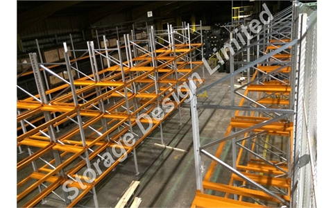 Pallet racking with skid channels